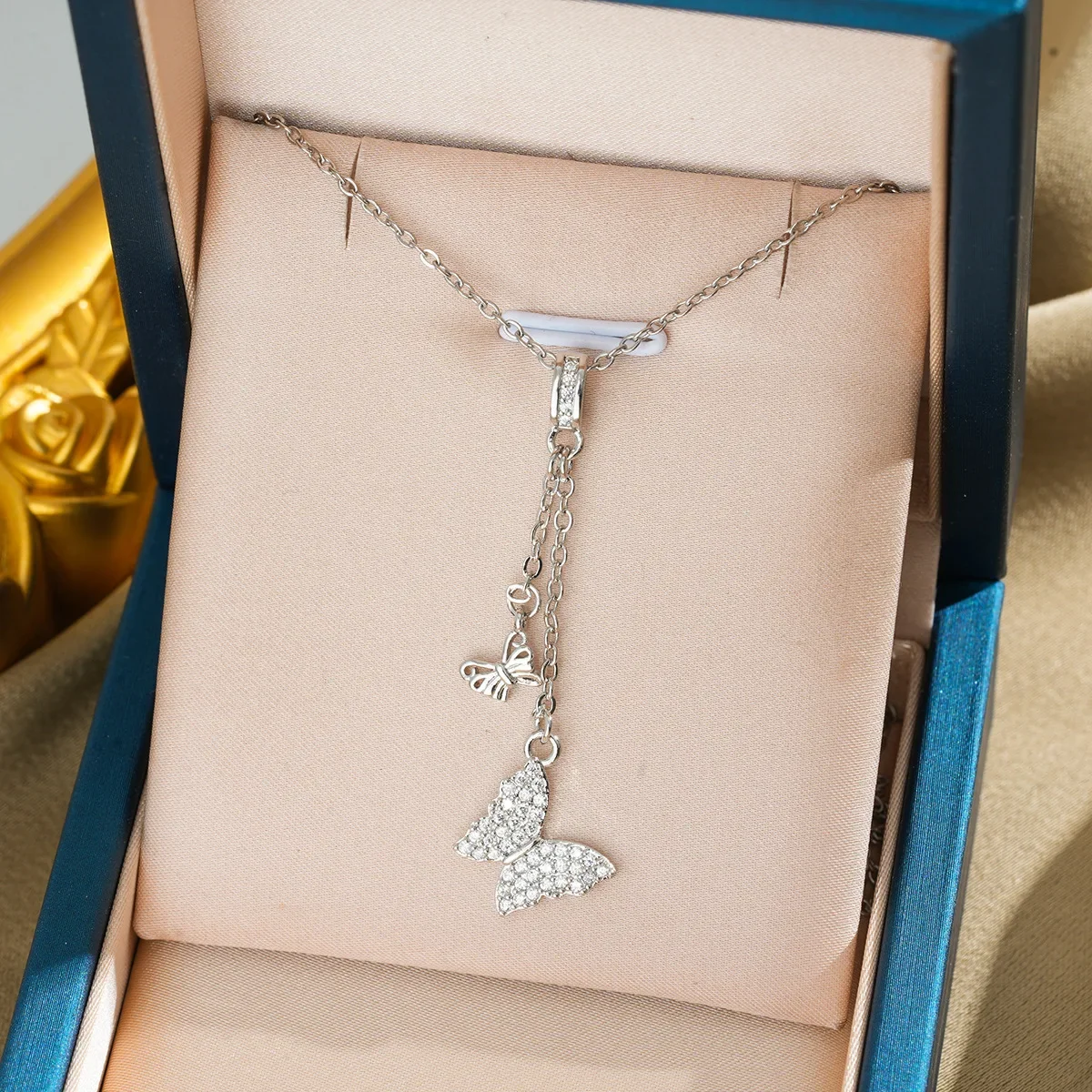 قلادة صيفية من التيتانيوم الصلب على شكل فراشة شرابة لجميع الأغراض. هذه الفراشات رقيقة جداً