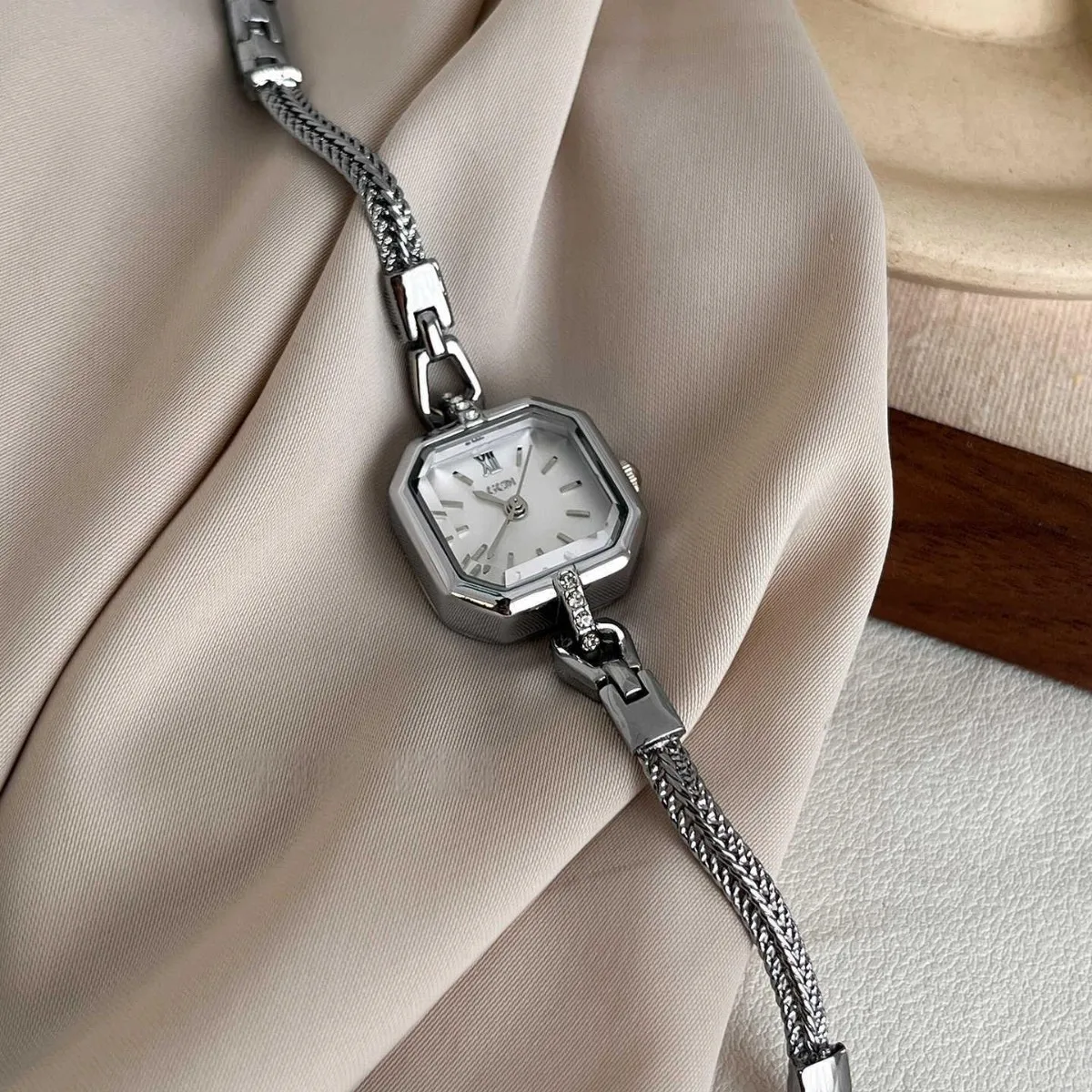 Women's Fashion Casual Accessories Watch Niche Square Metal Steel Band Exquisite Compact Quartz Watch Women's Gift