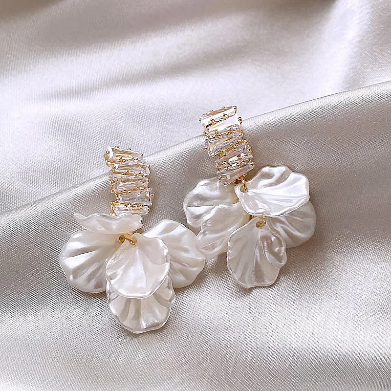 Nuevos pendientes colgantes de pétalos de flor blanca de concha de imitación de alta clase para mujer, joyería de diseño a la moda, accesorios de