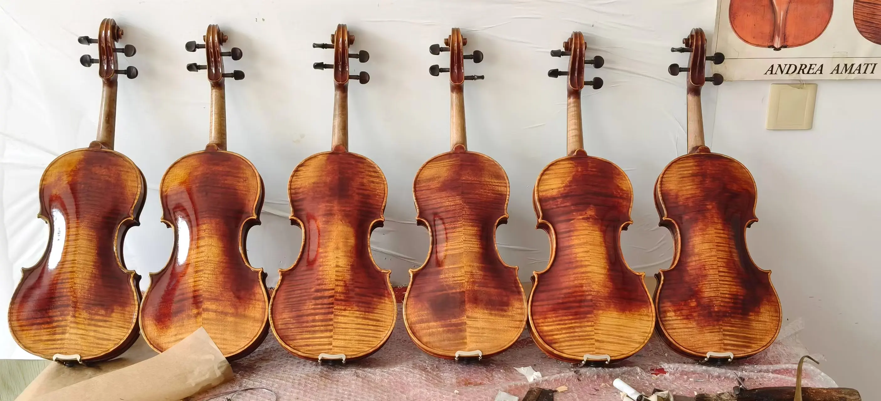 4/4 high-quality handmade violins in stock, with good sound quality and high evaluation. Bring a box and violin bow