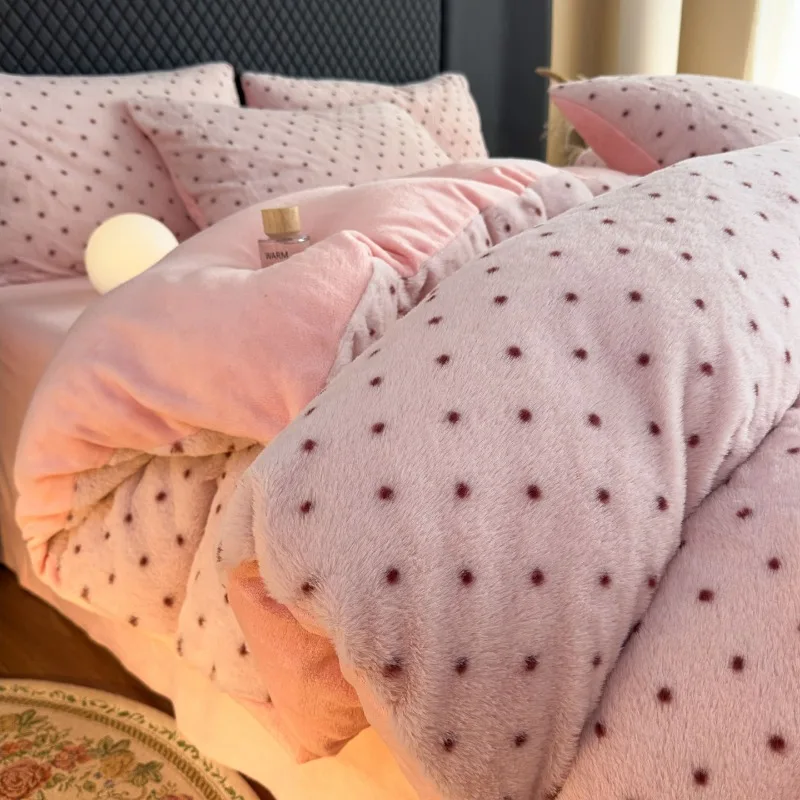 

2025 new simple and cute polka dot milk fleece bed four-piece set autumn and winter thickened warm bedding four-piece set