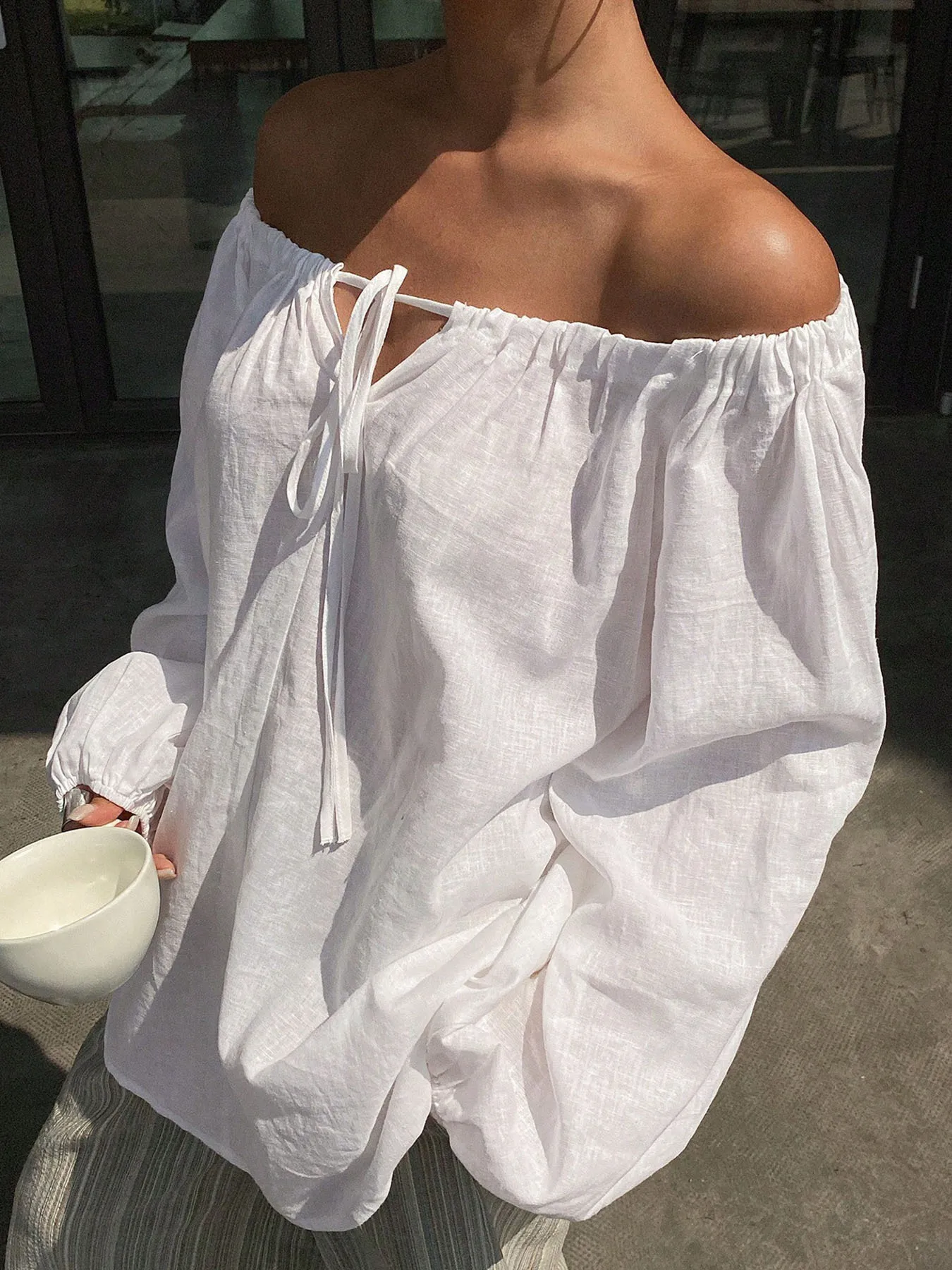 Damen-Bluse aus 100% Baumwolle mit schulterfreiem Design, Laternenärmeln, verstellbarem Bindekragen und elastischem Design. – Detail 3