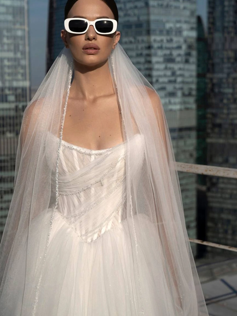 Vestido de novia con corsé Simple a la moda, ropa de novia con perlas y abertura lateral blanca, elegante, con cremallera en la espalda, tul sin tirantes, personalizado para mujer