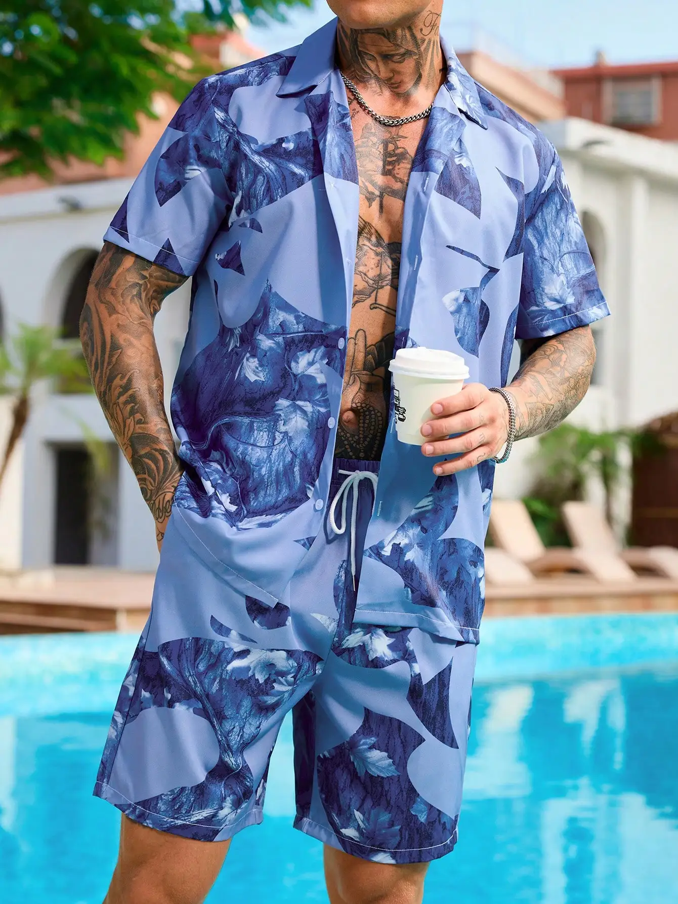 Conjunto de camisa de manga corta con estampado floral azul para hombre y pantalones cortos con cordón a juego