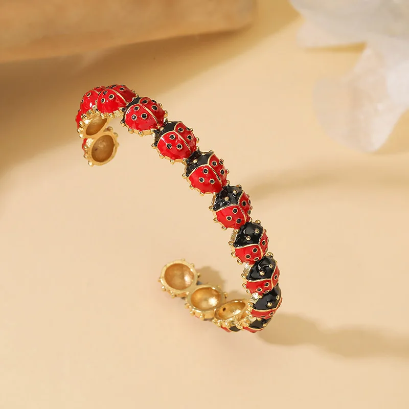 HECHENG, süßes und süßes verstellbares Emaille-Armband mit tropfendem Ölhandwerk, rotem Käfer, geeignet für Herren- und Damenschmuck