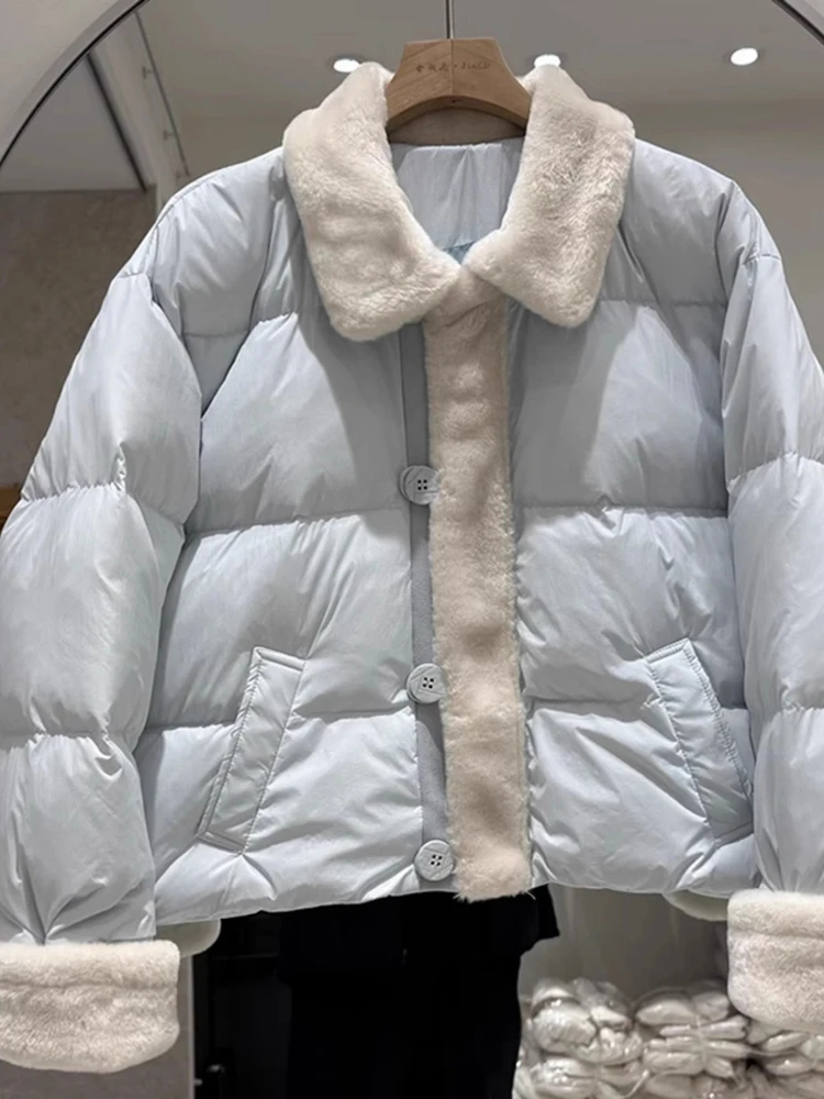 2025 Inverno Nuova Personalità Piumino da Donna Breve Colletto POLO Polsini di Giunzione Addensato Allentato Piumino d'anatra Bianca Cappotto Caldo