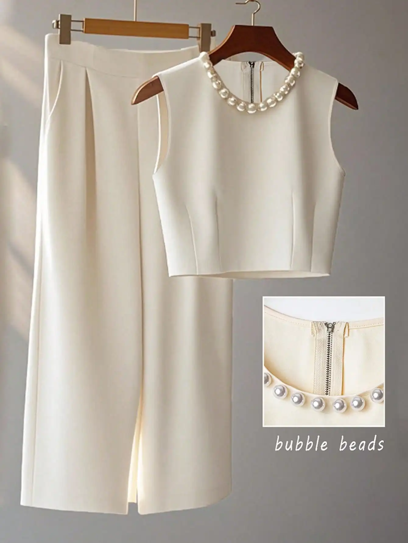 

Элегантный белый комплект из двух предметов с вырезом из жемчуга и бисером, топ без рукавов и широкие брюки на лето-осень