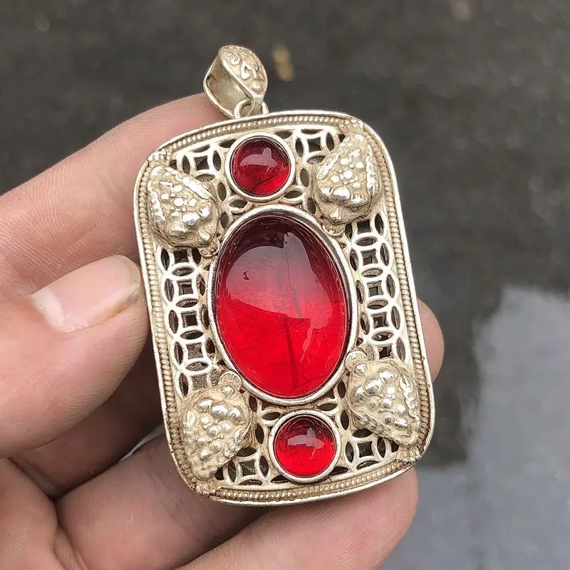 Antique Miscellaneous Collection Daqing Qianlong Annual Hollow Golden Toad Red Bead Copper Pendant