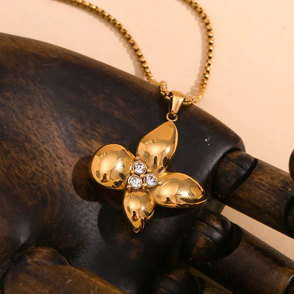 E. belle עמיד למים היפואלרגני חדש פרפר פרח תליון זהב 18 קארט מצופה זהב