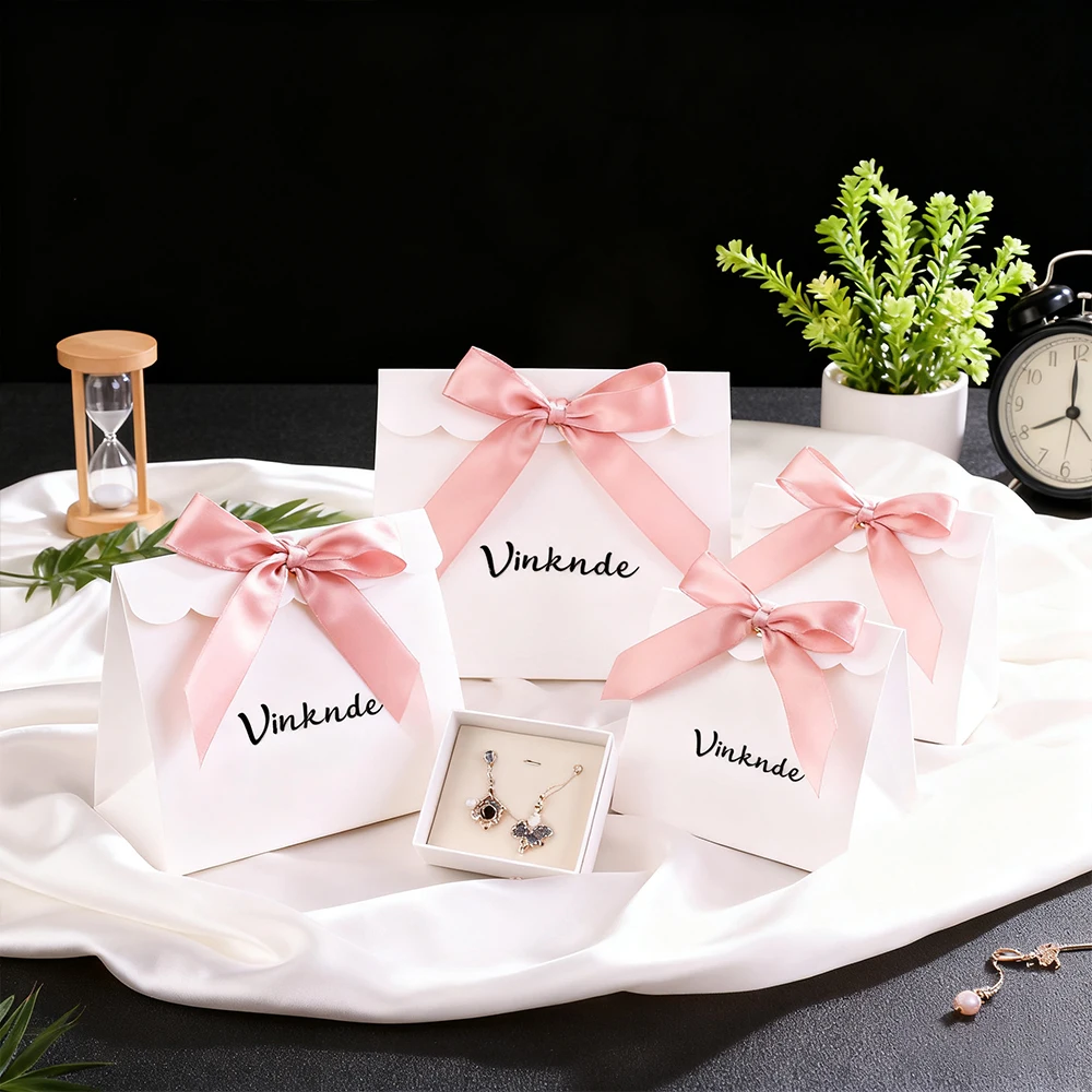 الفاخرة 12x6.5x10.5 سنتيمتر شخصية شعار الأبيض هدية كرافت ورقة أكياس الحلوى مع الشريط القوس مجوهرات العطور وشاح صناديق التعبئة والتغليف #1