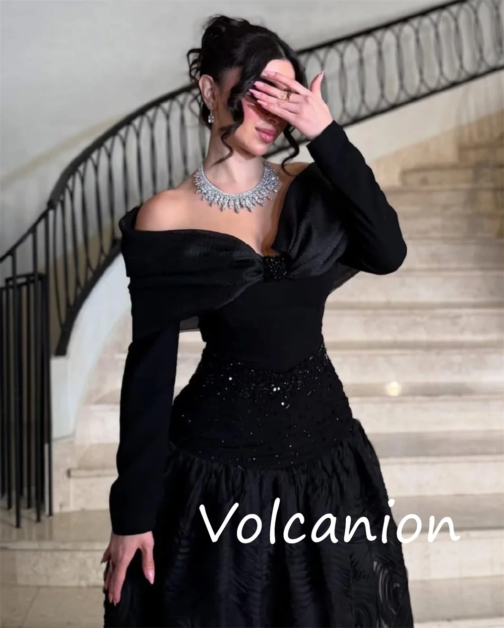 Op maat gemaakte eenvoudige bijpassende jersey lovertjesplooi A-lijn off-the-shoulder lange jurken op maat gemaakte gelegenheid