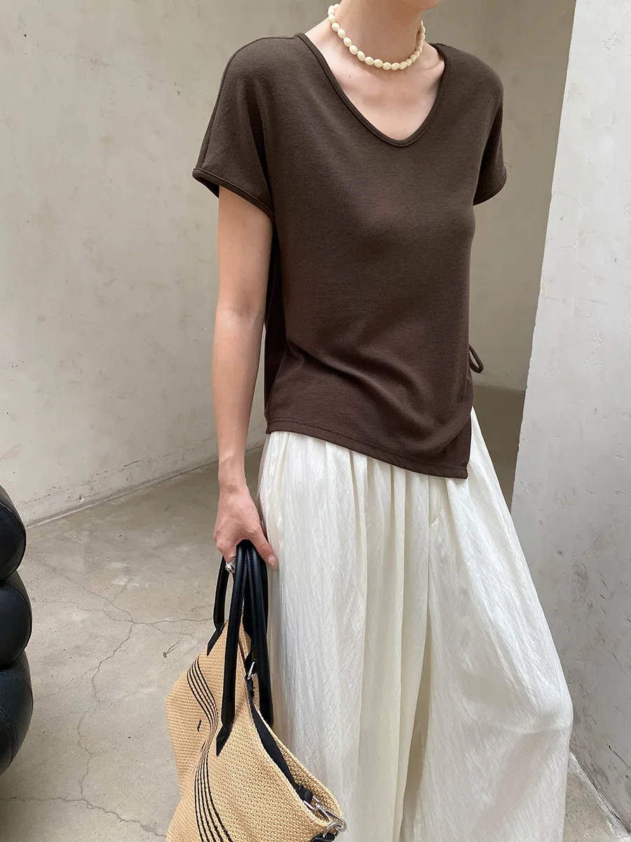 Sommerliches Damen-T-Shirt in unregelmäßiger Farbe mit unregelmäßigem Saum, Kordelzug, V-Ausschnitt und schlankmachendem Effekt, kurzärmelig. – Detail 5