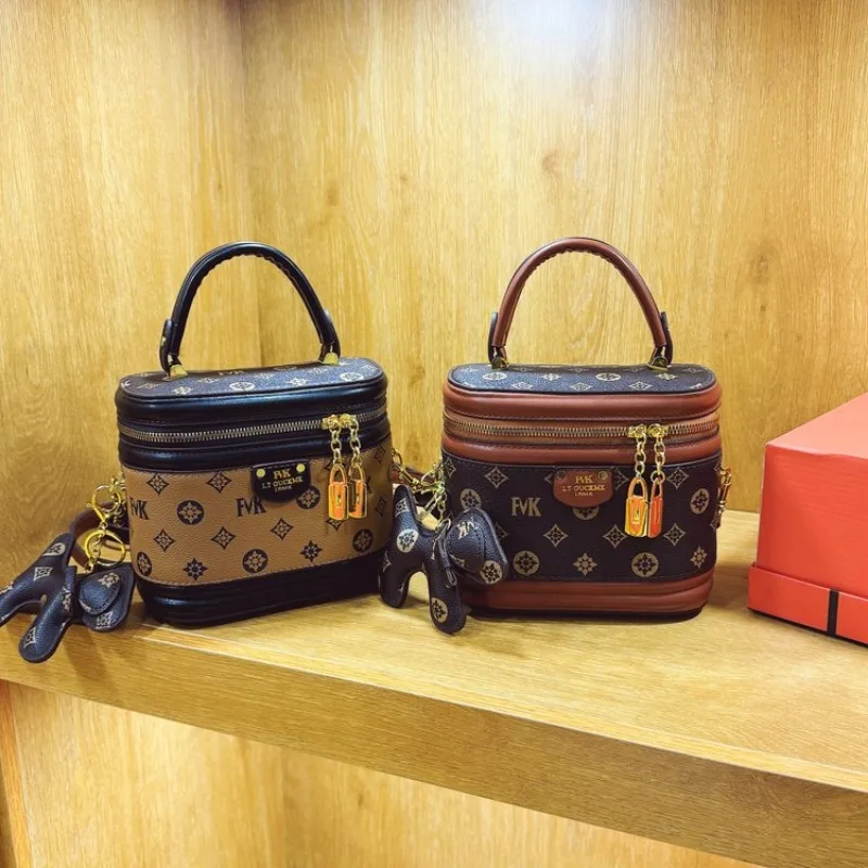 حقيبة كروس أنيقة للسيدات ذات مظهر عصري لاستكشاف المدينة والمغامرات الحضرية الحديثة