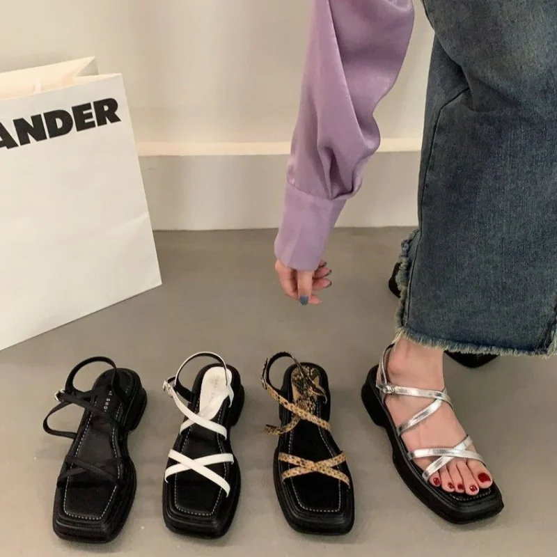2023 lato nowe zupełnie sandały damskie buty modne z wystającym palcem wąskie paski mieszkania sandały damskie eleganckie gladiatorki