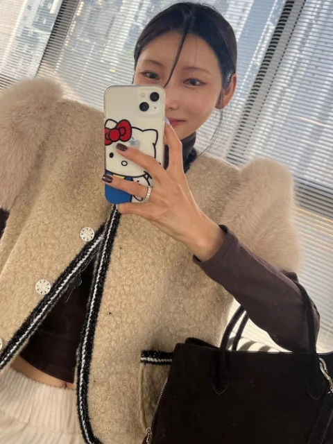 

Faionable Korean Sle Women's ort Sve Slim Fit Furry Jaet New Winter High-End Feel Top Button Closure Ladies Coat