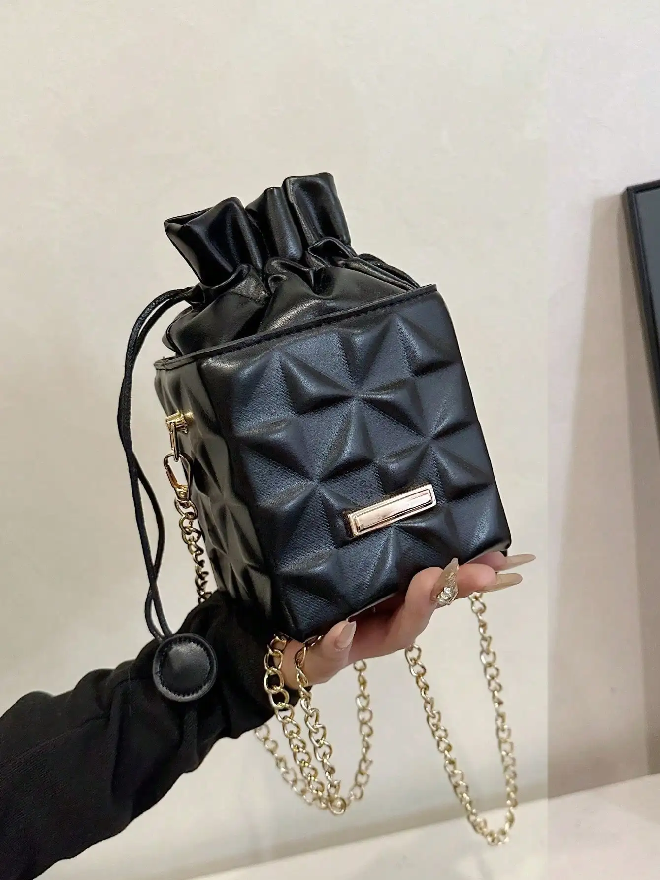 

Черная стеганая квадратная мини-сумка через плечо с золотой цепочкой-ремешком