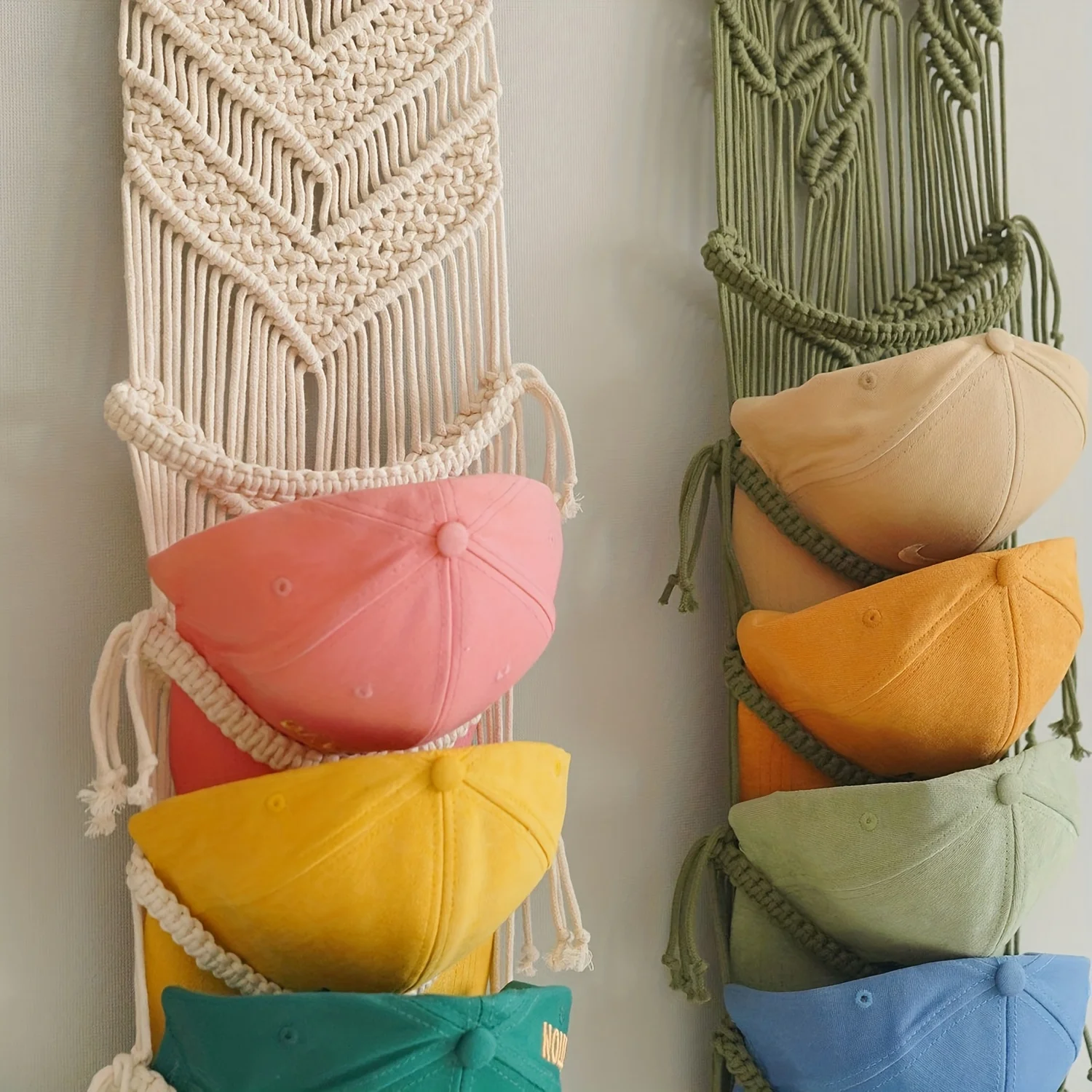 Percha para sombreros de macramé bohemio: organizador de pared con borlas coloridas, decoración elegante para el hogar para gorras.