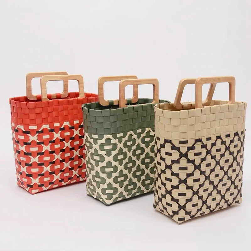 

1 шт. большая сумка ручной работы с деревянной ручкой, тканая сумка в качестве подарочной корзины для лета, пластиковая тканая сумка для женщин, материал ПВХ