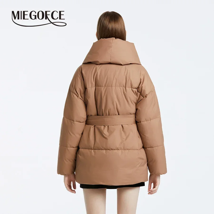 MIEGOFCE Giacca invernale da donna in cotone Manica lunga con scollo a V Cappotto allentato Cintura casual Fibbia nascosta Parka Fancy Design Outwear D23778