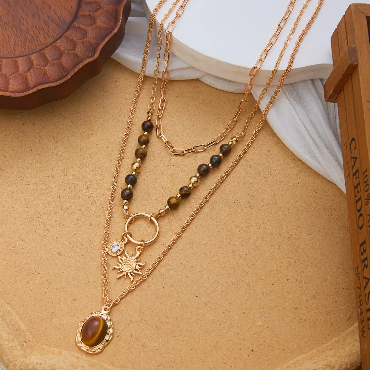 Vintage Maillard Halskette mit natürlichen Tigeraugen-Perlen, Sonnen- und ovalen Anhängern, für Damen und Herren, im ethnischen Stil, mit Blumen- und Kristallmotiven, lange Choker-Kette. – Detail 24