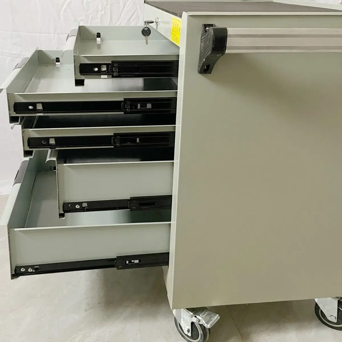 Rollbarer Werkzeugschrank mit 5 Schubladen