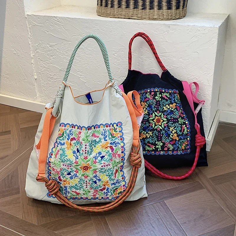 1 Stück neue böhmische, mit Blumen bestickte Umhängetasche, faltbare Tasche mit großem Fassungsvermögen, geeignet für Reisen, Einkäufe, Urlaubsgeschenke. – Detail 2