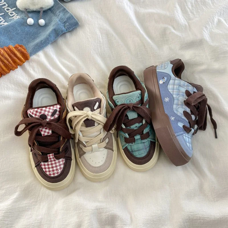 Mocasines de suela gruesa bordados de nicho vintage2025Nuevas zapatillas informales ligeras y versátiles