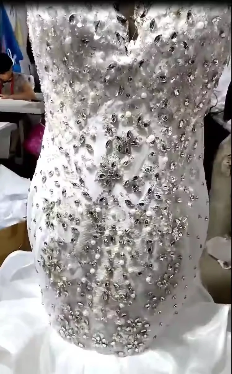 Maßgeschneidertes afrikanisches Meerjungfrau-Hochzeitskleid in Übergröße, luxuriöses glitzerndes Kristall-Strassstein-Perlen-Spitze-Rüschen-Schleppe, schwarzes Mädchen-Brautkleid