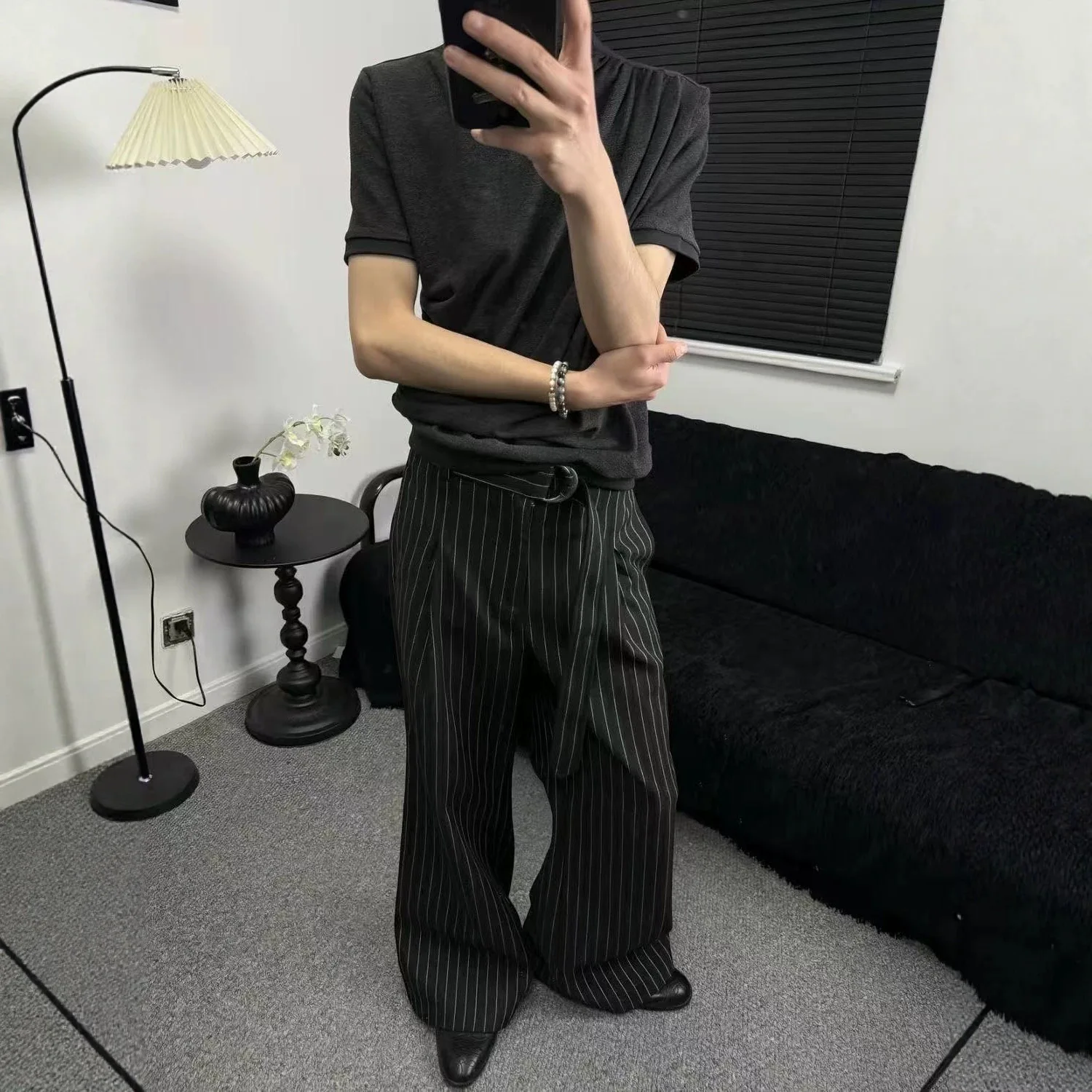 Beige gestreifte, weit geschnittene Anzughose für Herren mit Gürtel, plissiert, aus Leinenmischung, locker sitzend, lässige Anzughose mit hoher Taille – Detail 4