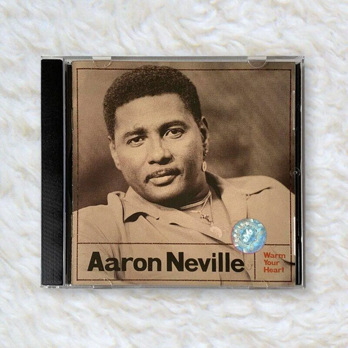 

Аарон Невилл: "Warms Your Heart" - культовый, вневременной альбом в стиле соул и R&B с мелодичными классическими песнями.