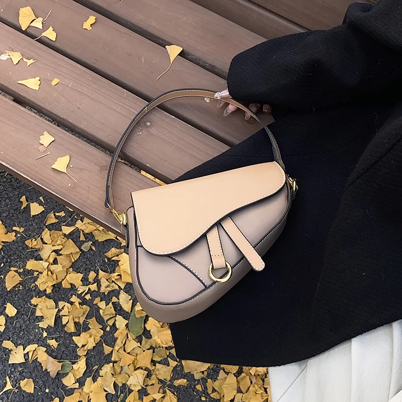 

Women's Leather Crossbody Handbag Stylish Vintage Fashionable Trendy Design Letter Logo Luxury Commuter Bag