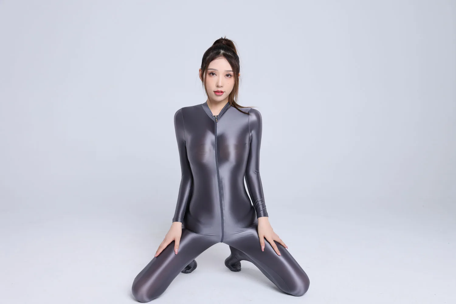 Neuer Ölglänzender Langarm-Nylon-Bodystocking Catsuit mit Doppelreißverschluss im Schritt Glatter Seidiger Bodysuit Elastischer Fitness-Jumpsuit Leotard – Detail 17