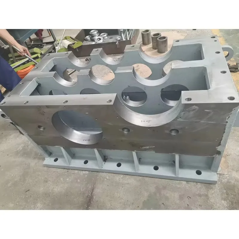 The gearbox includes various components, gears, shafts, cast iron casings, and multi-stage gearboxes, which are suitable for exc