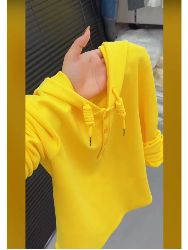 

Весна 2026 Желтая укороченная толстовка с капюшоном для женщин, свободная повседневная омолаживающая стройнящая кофта с длинным рукавом для полных женщин