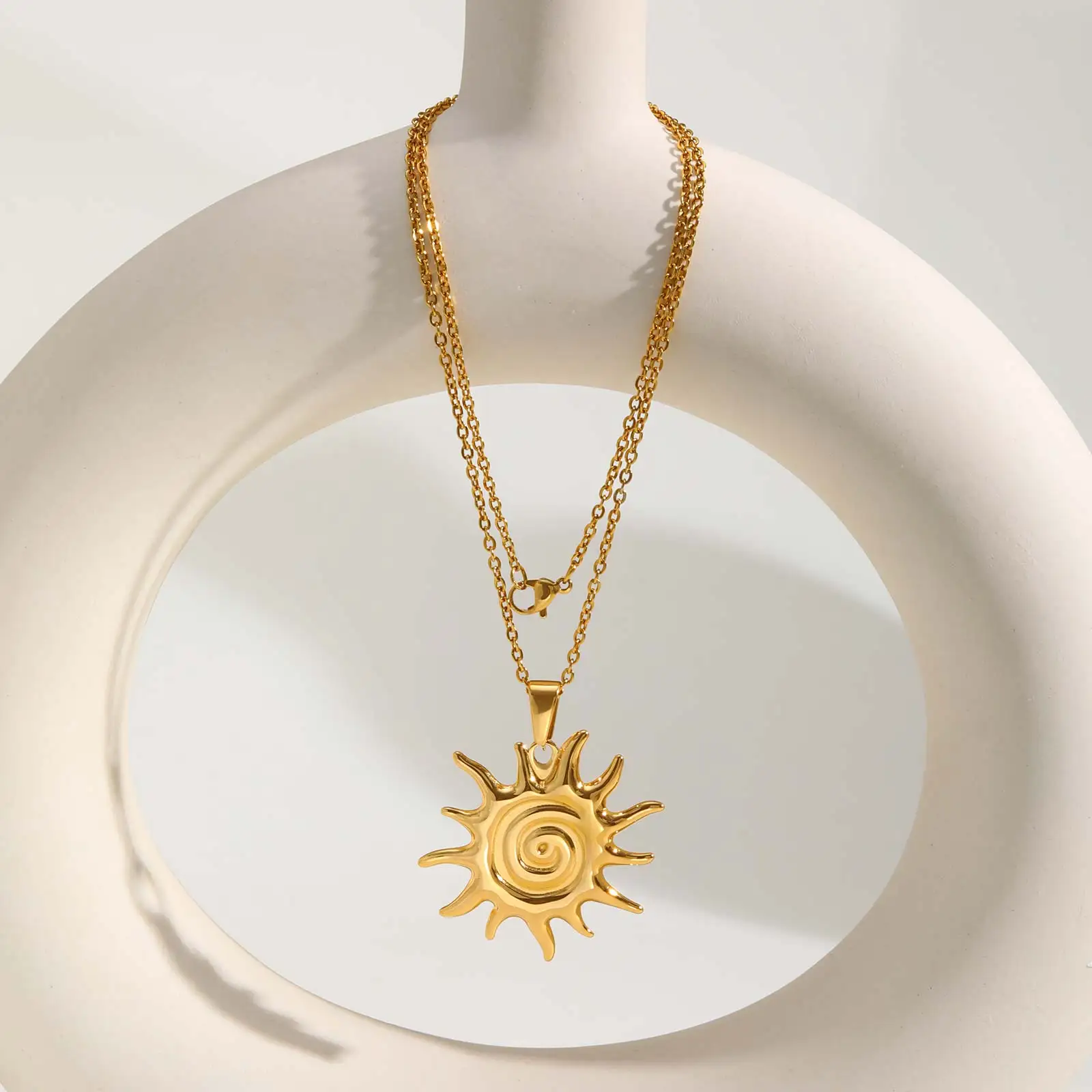 قلادة من الفولاذ المقاوم للصدأ على شكل شمس، قلادات سلسلة نسائية مطلية بالذهب، هدية مجوهرات بسيطة