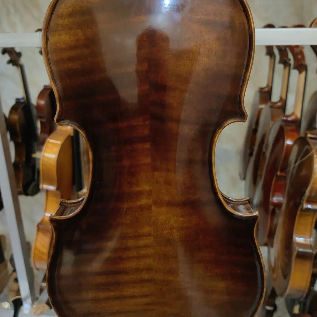 

Handmade solid wood violin, brand new, beautiful sound quality, good penetration, 4/4 professional grading performance