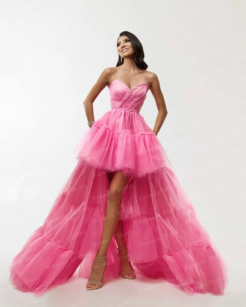 Robe en tulle rose avec jupe superposée et décolleté en cœur avec paillettes scintillantes et ourlet haut et bas, élégante et glamour
