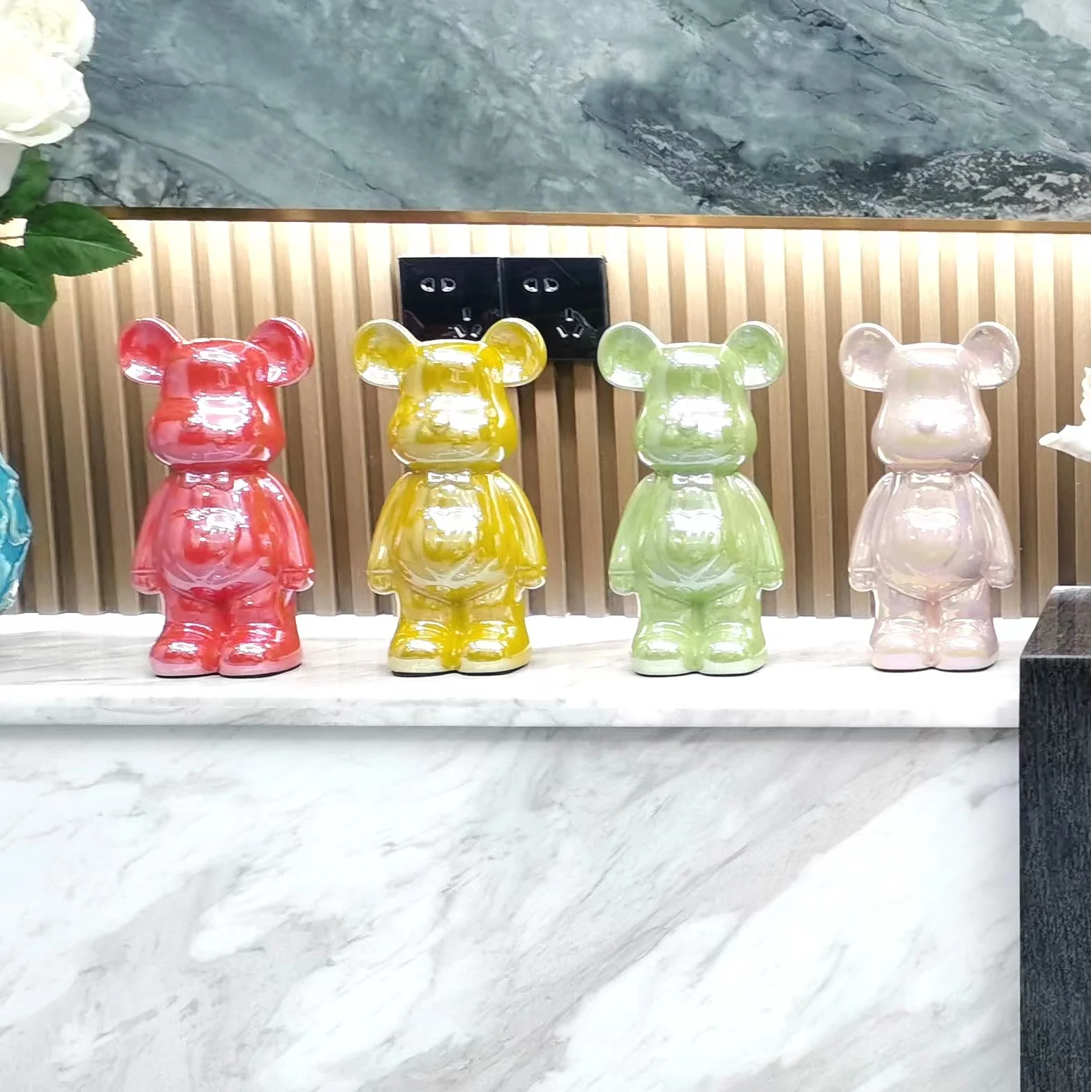 

27/cm Ceramic Cartoon Teddy Bear Figurine Love Bear Ornament Living Room Small Piggy Bank Wine Cabinet Desktop Home Decoration