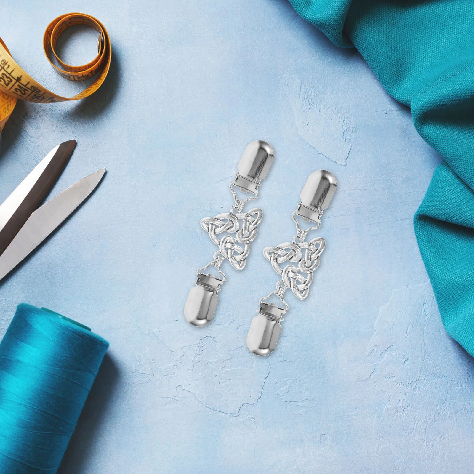 2 szt. Stylowe metalowe klipsy do swetrów, ozdobne akcesoria do kołnierzyków kardiganów, uniwersalne szale, szaliki, biżuteria, elegancki ażurowy wzór