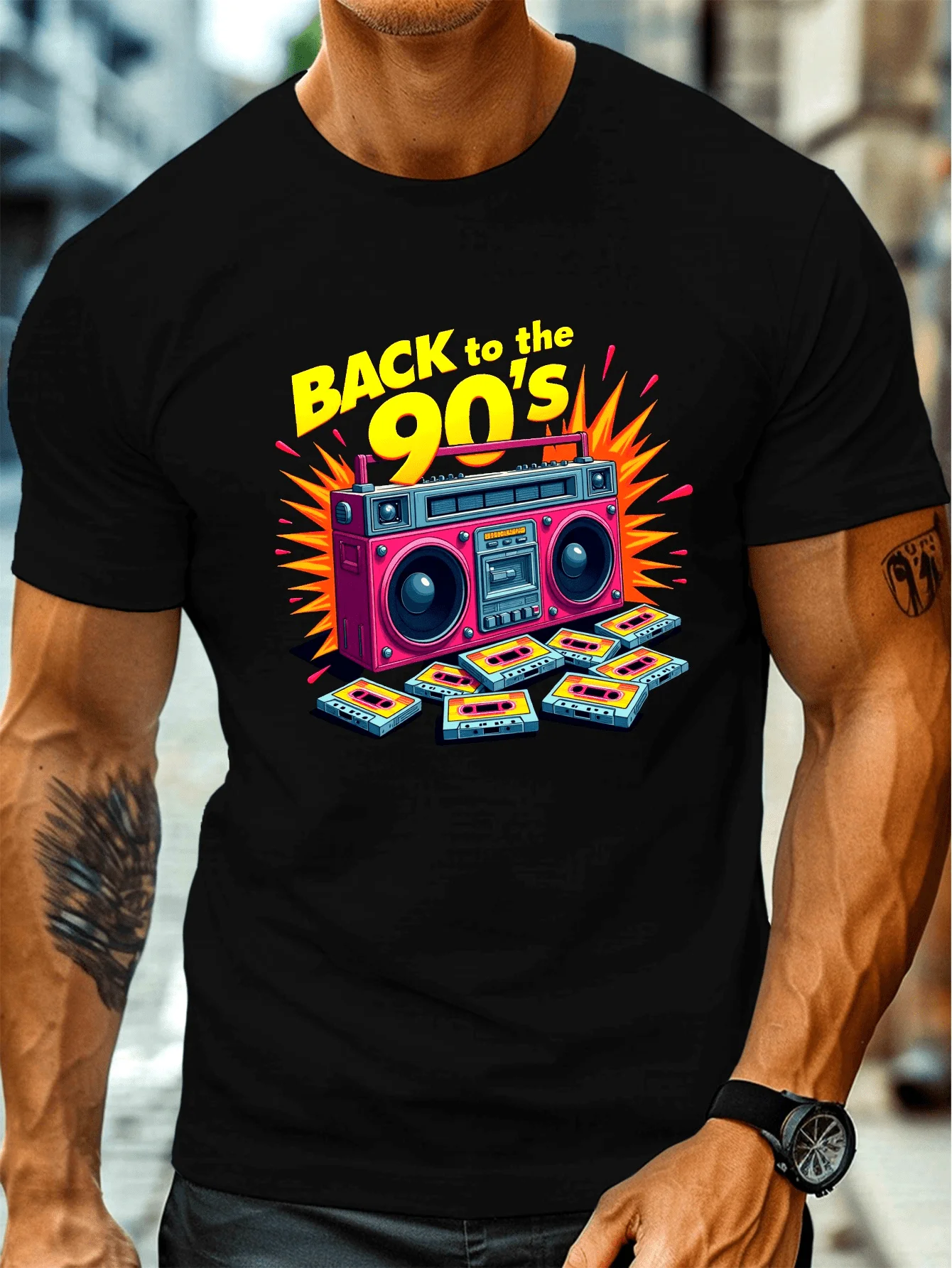 ในยุค 1990 เสื้อยืดแขนสั้นผู้ชายที่มีลวดลายพิมพ์และเสื้อยืดคอกลมน้ำหนักเบา