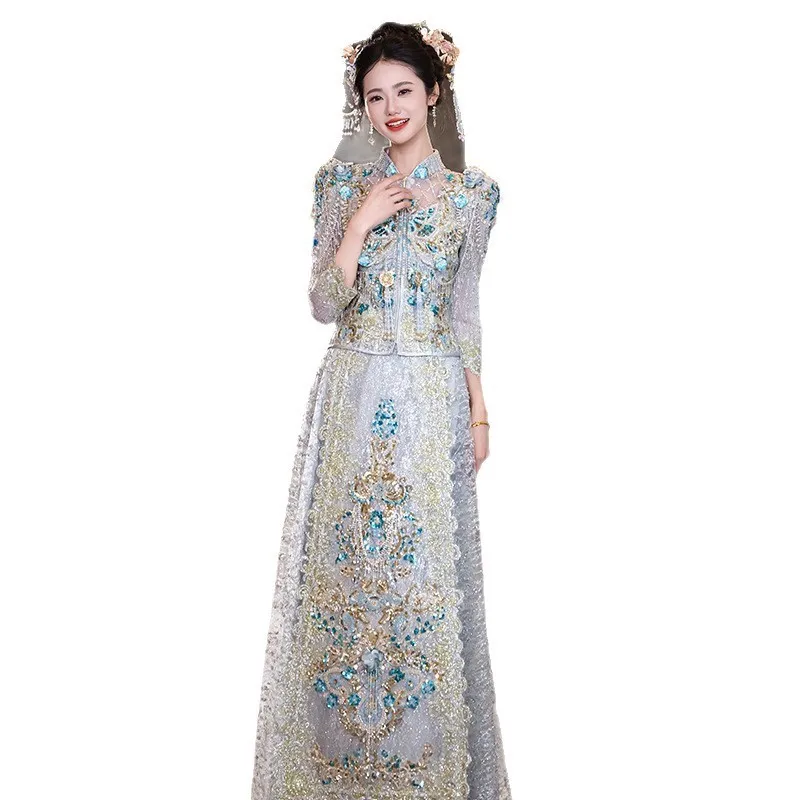 A new light-colored hand-stitched beaded Chinese-style luxurious wedding dress with grand display