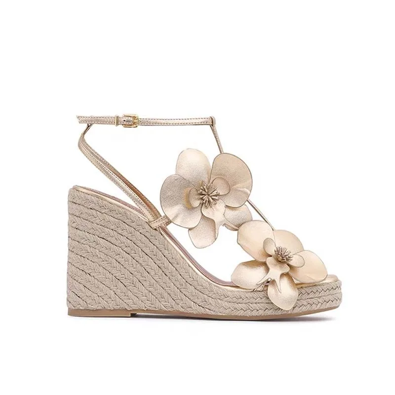 Sandalias de cuña de esparto florales para mujer con apliques, tiras metálicas doradas, tacón de yute tejido, diseño elegante de punta abierta, perfectas para la playa.