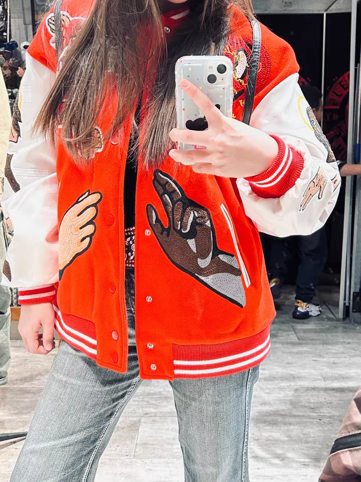 Damska kurtka bejsbolówka w stylu retro z amerykańskim czerwonym haftem, idealna na wiosnę 2025, streetwearowa, dla par, noworoczna odzież wierzchnia.