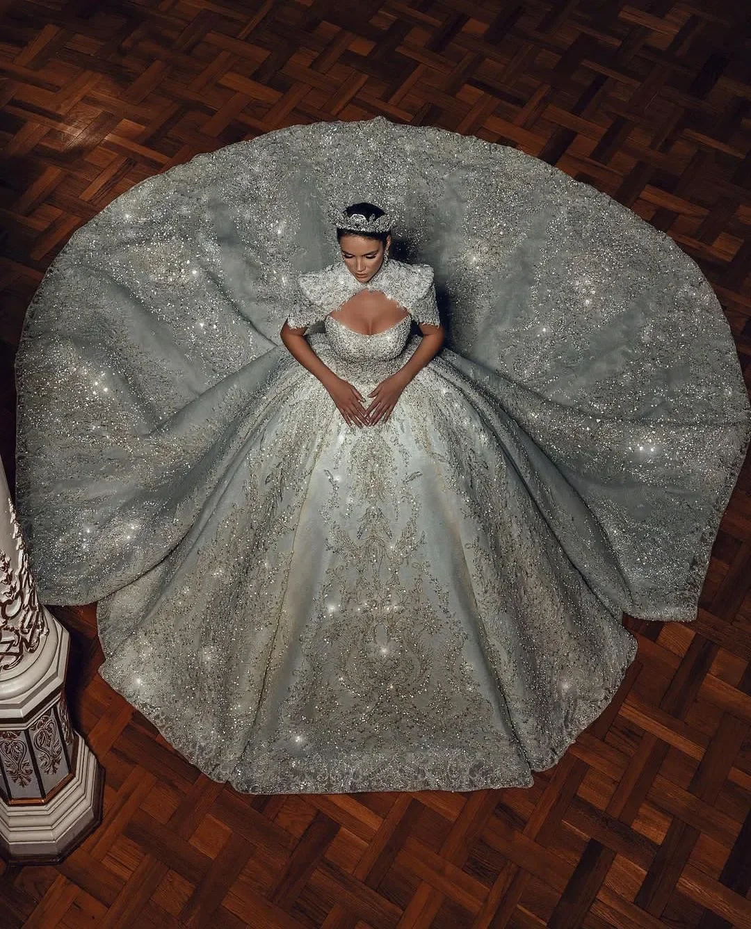 

Customized Luxury Ball Gown Wedding Dresses Sleeveless Bateau Halter Sequins Diamonds Bridal Gowns Plus Size Vestido de novia