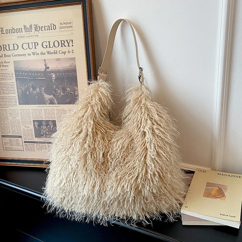 Winter New Imitation Beach Wool Tote Bag Large Capacity Women Faux Fur Shoulder Underarm Bag Korean Style Plush Commuting Bag
