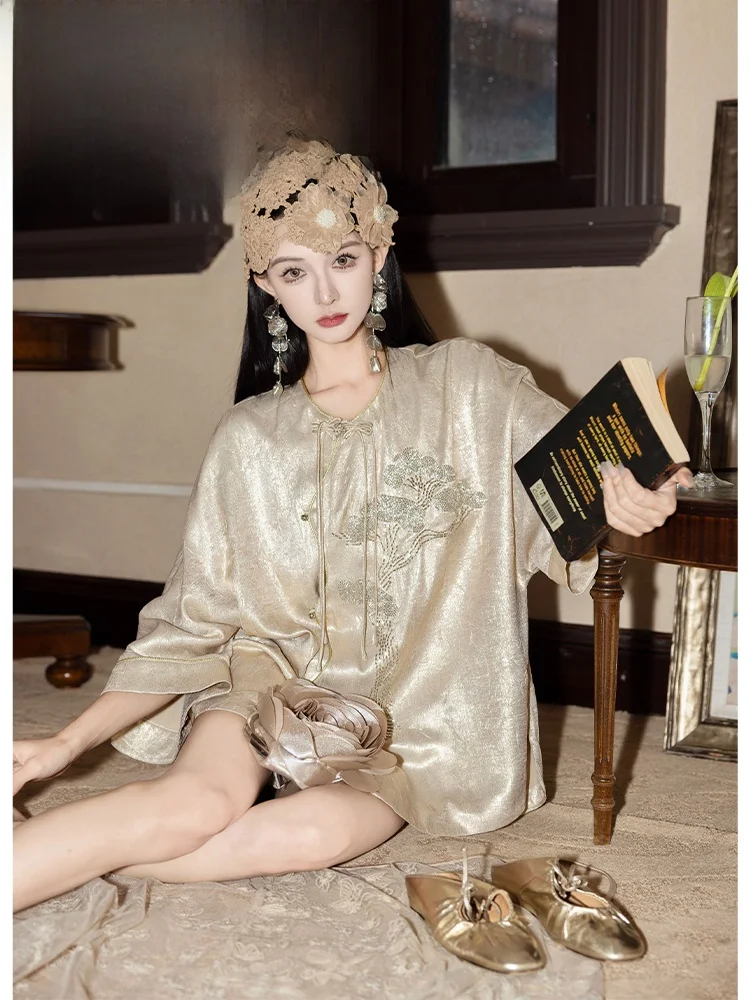 

PITAO Original Flowing Years Summer Light Luxury Комплект из тонкой рубашки и шорт из полиэфирного волокна с круглым вырезом и застежкой на пуговицах для женщин