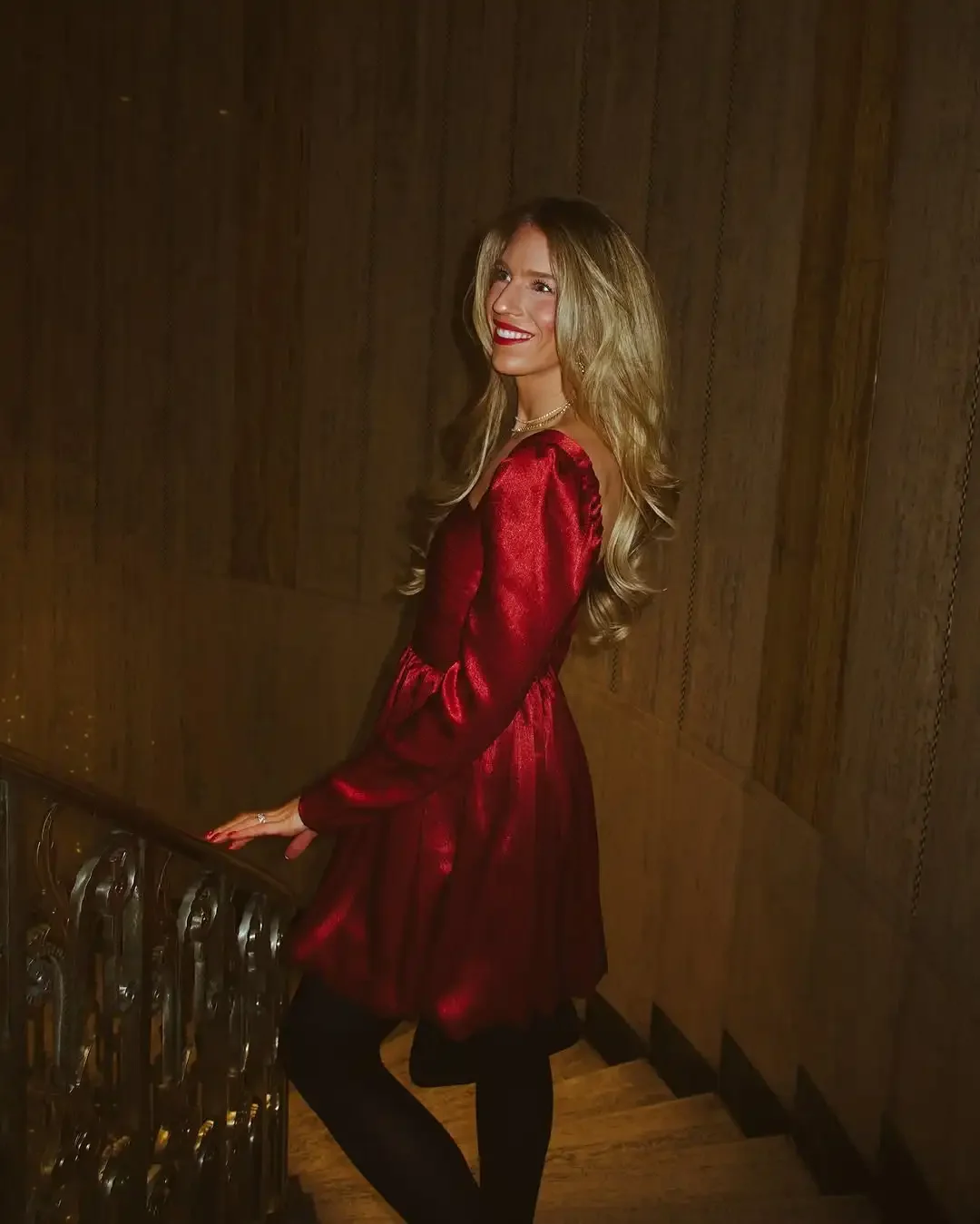 ชุดเดรสสั้นแขนยาวผ้าซาตินสีแดงสำหรับผู้หญิง ดีไซน์หรูหราทรงเอ คอเหลี่ยม เอวสูง แฟชั่นฤดูร้อนปี 2025 ชุดเดรสสำหรับงานปาร์ตี้