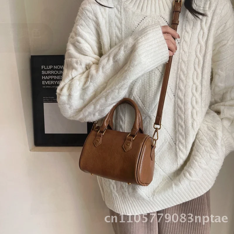 

2024 Retro American Style Women's PU Leather Handbag Crossbody Bag Medium Sized Boston Bag with Internal Pockets Zipper Closure