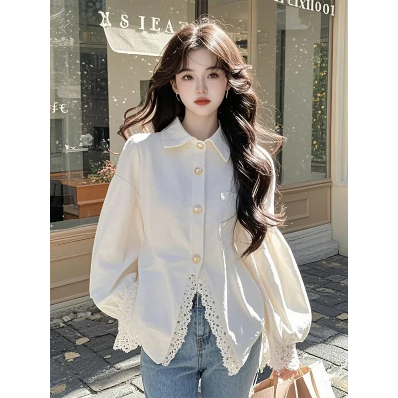 เสื้อเชิ้ตผ้าลูกไม้สีขาวระดับไฮเอนด์สำหรับผู้หญิง ดีไซน์ใหม่สไตล์ตะวันตก ฤดูใบไม้ผลิ 2025