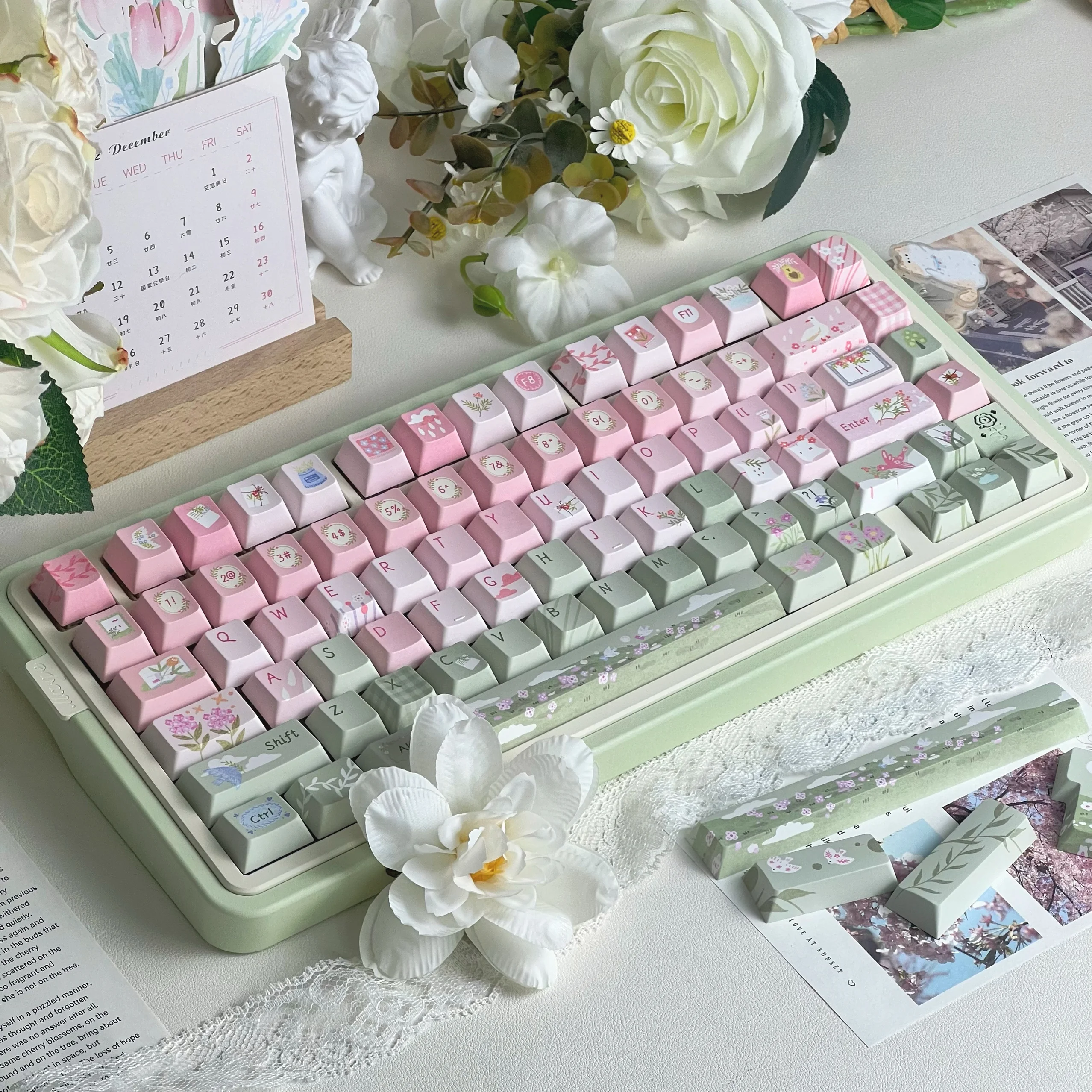 مجموعة أغطية مفاتيح ذات موضوع وردي وأخضر من Spring Story PBT Cherry SOA Profile أغطية مفاتيح أصلية مصنوعة يدويًا كهدية للوحة المفاتيح الميكانيكية